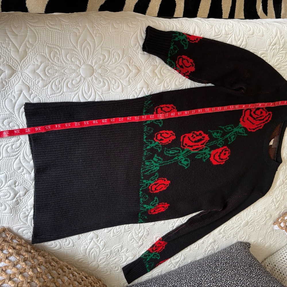 Chic Black Dress with Red Rose Design - Picture 6 of 9